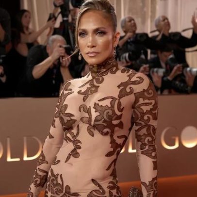 Jennifer Lopez desfila com vestido sereia translúcido no Globos de Ouro 2026