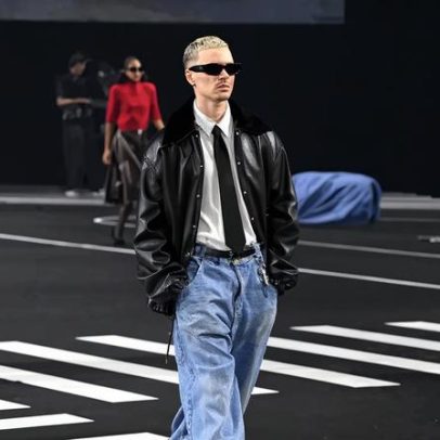 Romeo Beckham desfila em Paris enquanto drama familiar se intensifica
