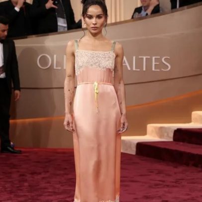 Zoë Kravitz usa vestido rendado tipo camisola no Golden Globes
