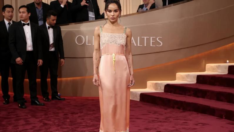 Zoë Kravitz usa vestido rendado tipo camisola no Golden Globes