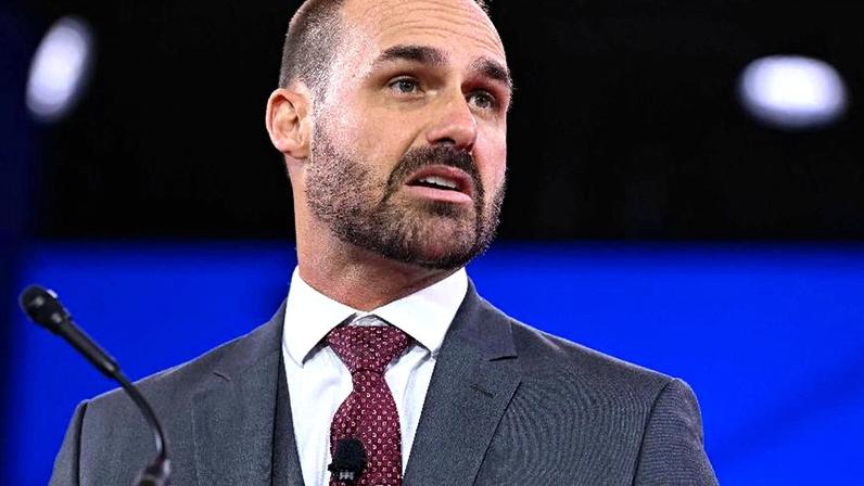 Eduardo Bolsonaro, ex-deputado federal, estava afastado do cargo de escrivão da Polícia Federal desde que assumiu como parlamentar