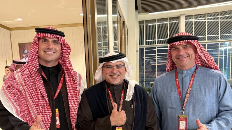 Eduardo Bolsonaro postou foto com o irmão Flávio no Bahrein nesta sexta-feira (30) — Foto: Reprodução/X