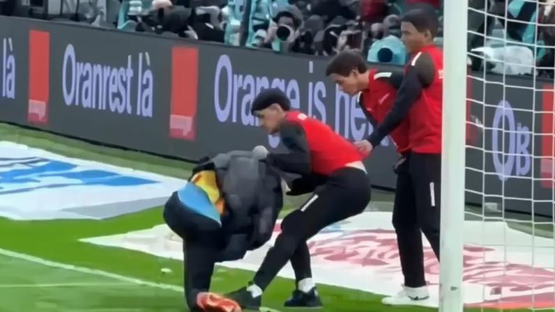 Goleiro reserva de Senegal, Diouf foi arrastado por gandulas marroquinos — Foto: Reprodução