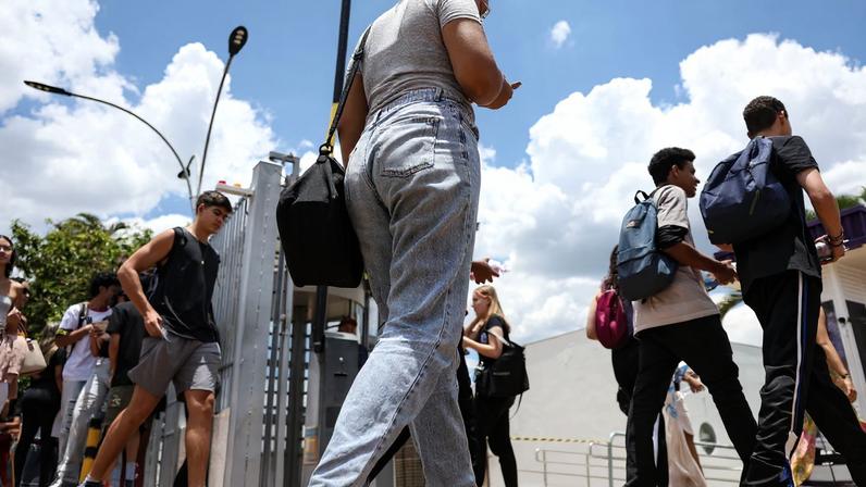 Candidatos comparecem a local de prova para realização do segundo dia do Exame Nacional do Ensino Médio (Enem) 2025. Foto: Marcelo Camargo/Agência Brasil