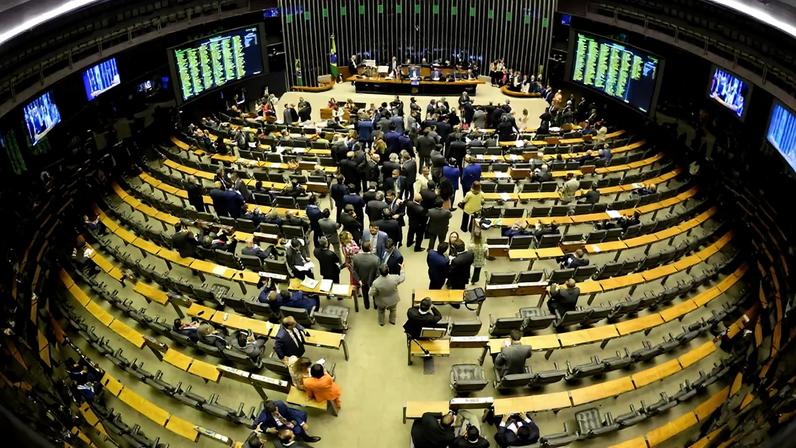 Vista do plenário da Câmara dos Deputados antes do início da votação do texto da reforma tributária, em Brasília, na noite desta quinta-feira, 6 de julho de 2023. — Foto: CLÁUDIO REIS/ENQUADRAR/ESTADÃO CONTEÚDO