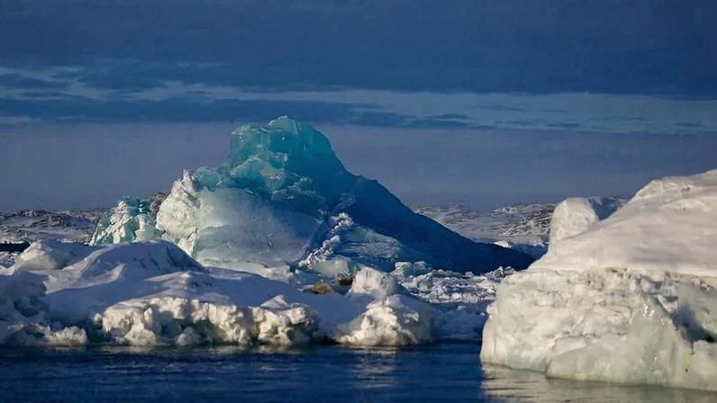Iceberg flutua em torno do gelo perto de Nuuk, Groenlândia