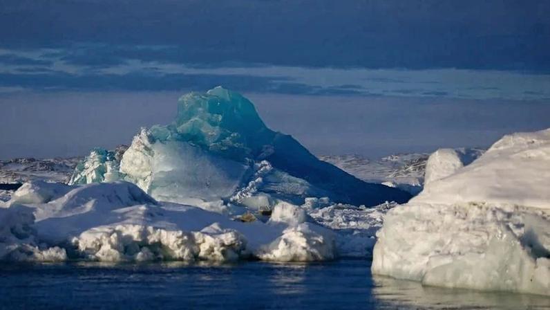 Iceberg flutua em torno do gelo perto de Nuuk, Groenlândia