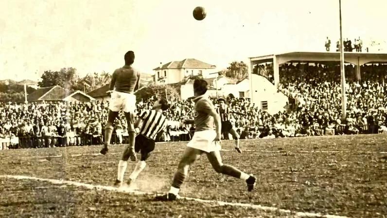 O Cruzeiro iniciou sua trajetória em campos simples de Belo Horizonte antes de alcançar os grandes estádios. (Foto: Cruzeiro)