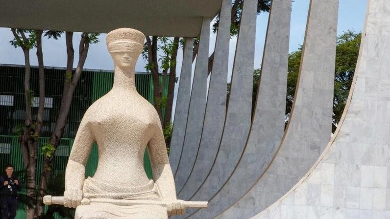 Estátua da Justiça na frente do STF