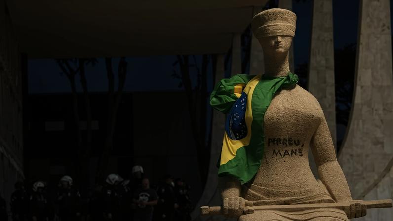 Estátua 'A Justiça', de Alfredo Ceschiatti, pichada por vândalos do 8 de janeiro, em frente à sede do STF, em Brasília — Foto: Joédson Alves/Agência Brasil
