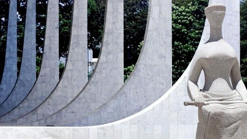 Estátua simbolizando a justiça em frente à sede do Supremo Tribunal Federal (STF) na Praça dos Três Poderes, em Brasília.