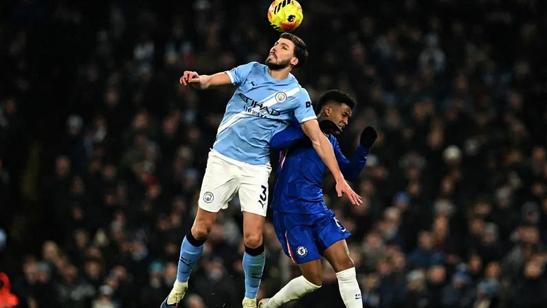 Estêvão, do Chelsea, disputa a bola com Rúben Dias, do Manchester City (Foto: Oli Scarff/AFP)
