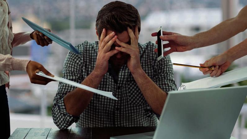Estresse no trabalho pode afetar a saúde mental dos funcionários.