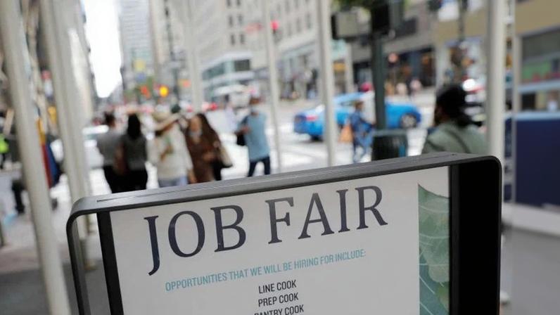 Anúncio de feira de emprego em Nova York.