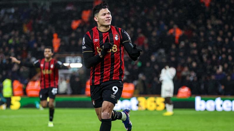 Evanílson comemora gol pelo Bournemouth contra o Liverpool — Foto: Divulgação/Bournemouth