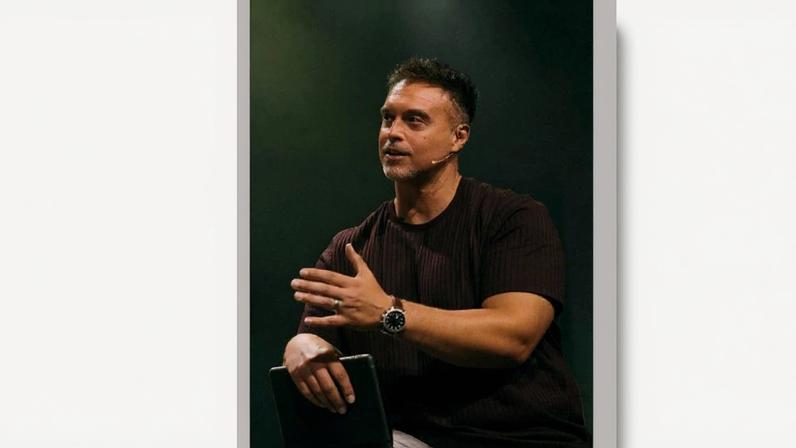 Pastor que já foi ator pornô comenta batismo de Lily Phillips