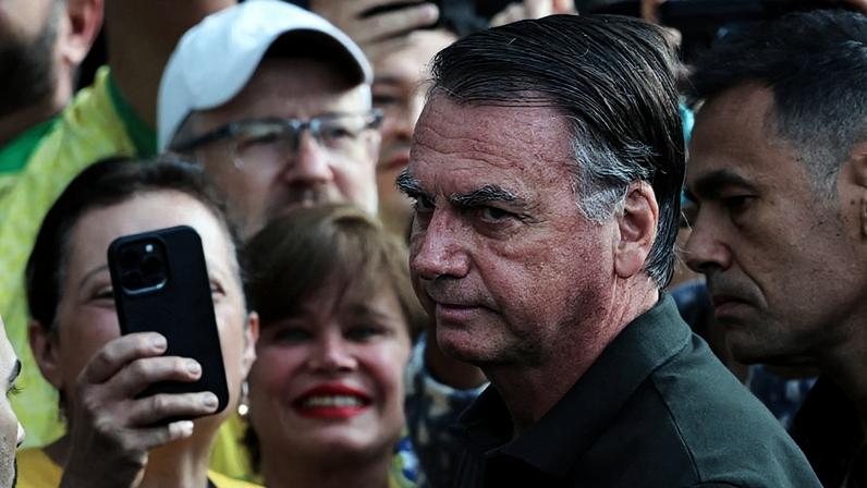 Ex-presidente Jair Bolsonaro chega no Hospital DF Star para procedimento médico