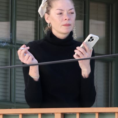 Jaime King vende autógrafos em LA após divórcio surpresa