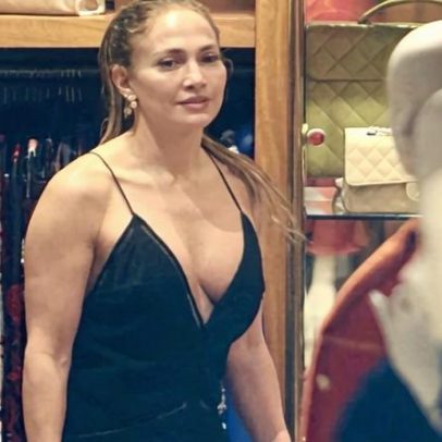 Jennifer Lopez usa vestido decotado durante passeio em Beverly Hills
