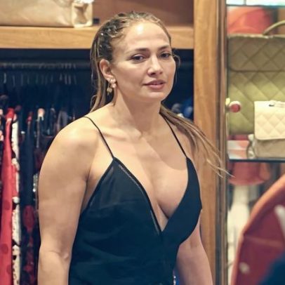 Jennifer Lopez usa vestido decotado durante compras em Beverly Hills
