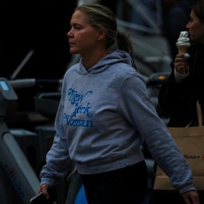 Amy Schumer zomba de si mesma após protocolar divórcio de Chris Fischer