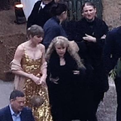 Taylor Swift celebra 2026 com Stevie Nicks no casamento de Este Haim