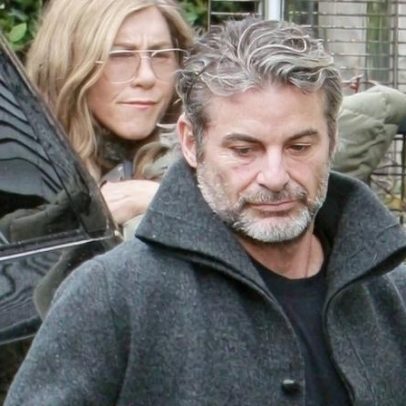 Jennifer Aniston apoia namorado hipnotizador em evento de livro após Natal