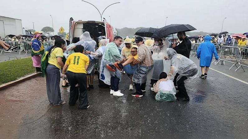 Nikolas Ferreira durante marcha em Brasília