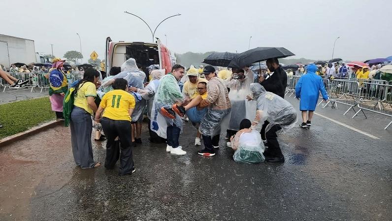Explosão seguida de raio fere dezenas em ato de Nikolas