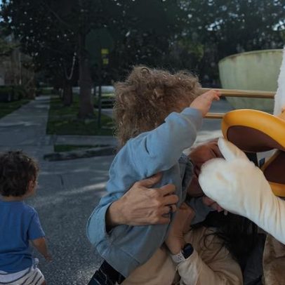Pato e Rebeca Abravanel comemoram 2 anos do filho na Disney