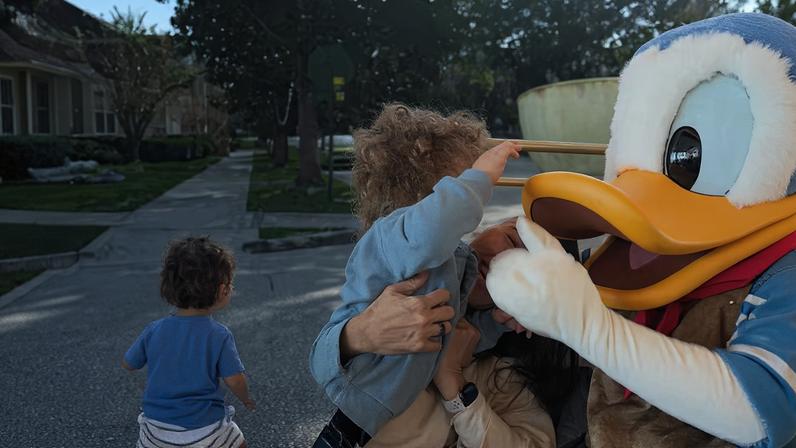 Alexandre Pato e Rebeca Abravanel celebram 2 anos do filho na Disney — Foto: Reprodução/Instagram