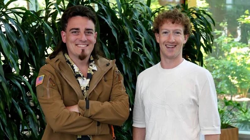 Palmer Luckey, fundador da Oculus e da Anduril, ao lado de Zuckerberg (Anduril/Divulgação)