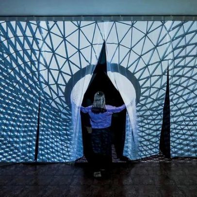 Bienal de Cingapura integra arte ao tecido urbano, de shoppings a moradias