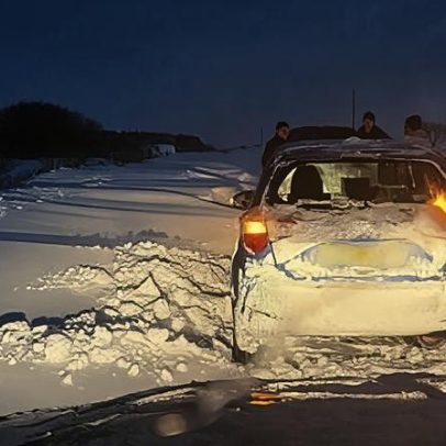 Novos alertas âmbar por neve, interrupções de viagem persistem