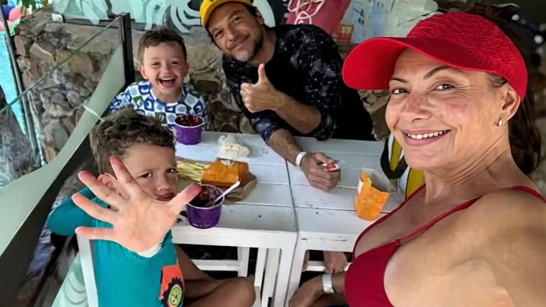 Fabíula Nascimento e Emílio Dantas com os filhos — Foto: Reprodução/Instagram