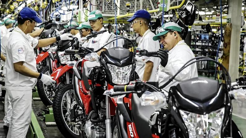 Trabalhadores de um fábrica de motos em Manaus. Foto: Reprodução/Redes Sociais/Honda