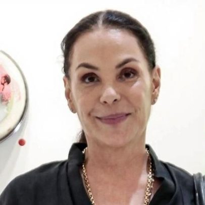 Carolina Ferraz divulga truque de skincare "botox natural" para usar à noite