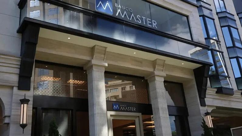 Fachada da sede do Banco Master. FGC inicia pagamento de garantias a investidores após liquidação do banco