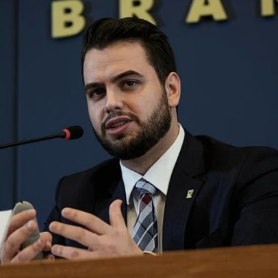 Defesa de Filipe Martins tenta convencer Moraes a rever prisão preventiva