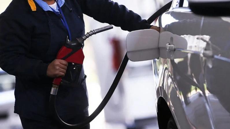 Preços dos combustíveis sobem no começo de 2026 e afetam o bolso