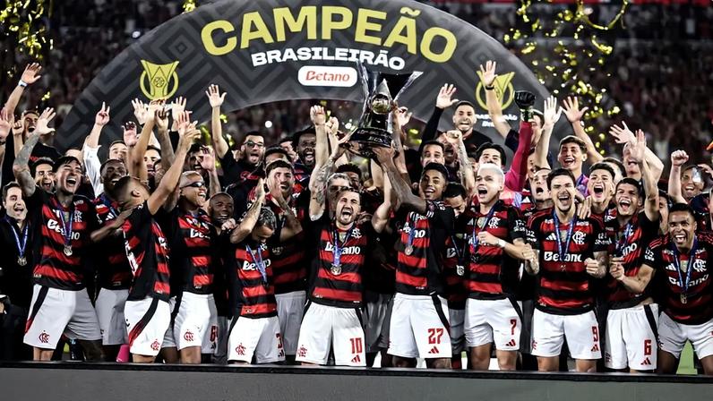 Flamengo levanta o troféu de campeão brasileiro (Foto: André Mourão / Lance!)