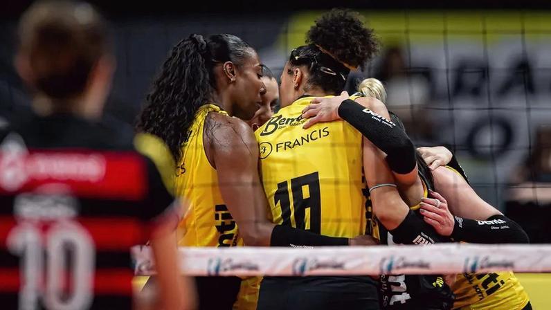 Praia Clube e Flamengo em jogo da Superliga (Foto: Paula Reis / Flamengo)