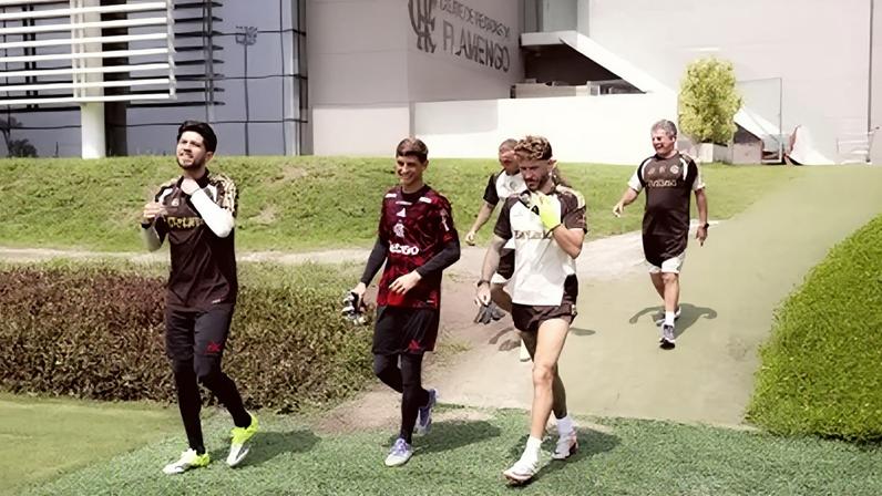 Jogadores durante último treino do Flamengo antes de viagem a São Paulo