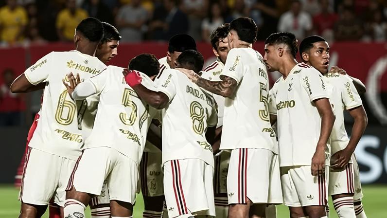 Jogadores do Flamengo antes do duelo com Volta Redonda pelo Carioca