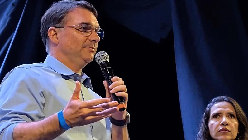 Flávio Bolsonaro disse que não rodou o Brasil por candidatura, uma indireta a Michelle