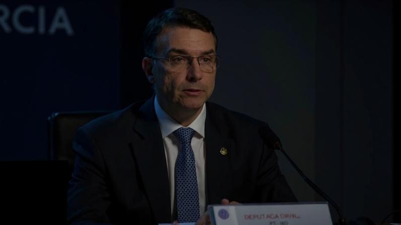 A deputada federal Dandara Tonantzin (PT-MG) protocolou um pedido de investigação contra o senador Flávio Bolsonaro (PL-RJ). (Foto: Edilson Rodrigues/Agência Senado / Michel de Jesus/Câmara dos Deputados)