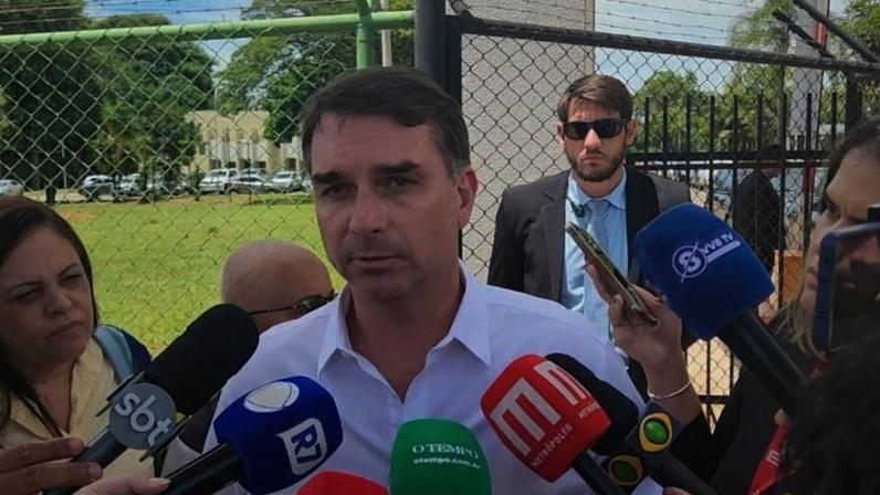13.jan.2016 - Flávio Bolsonaro após visita a seu pai na sede da PF, no DF