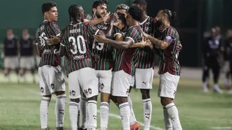 Jogadores do Fluminense abraçam Lezcano após o primeiro gol da vitória sobre o Madureira