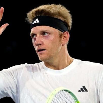 Fokina vence a primeira em Adelaide; Kokkinakis abandona por lesão