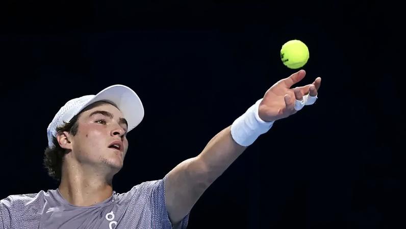 João Fonseca saca na campanha vitoriosa no ATP 500 da Basileia (Divulgação)